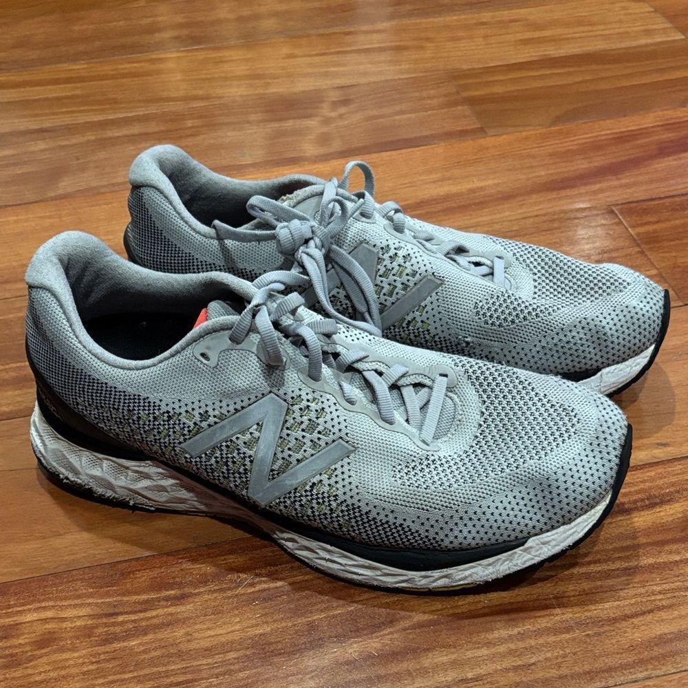 New Balance men’s sz 10.5 Light Grey Mesh Running Sneakers with White Logo
